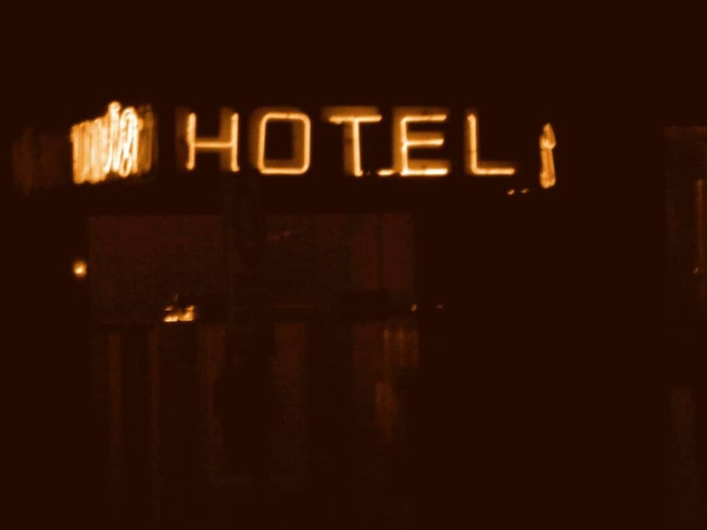luces-neon-hotel