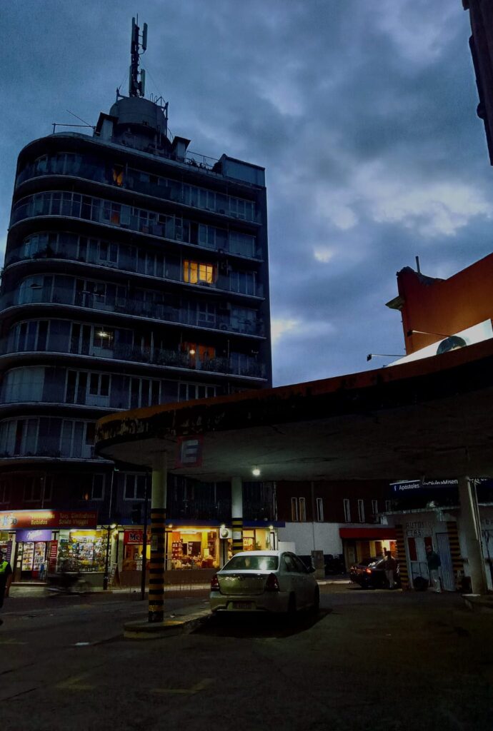 estacionamiento-de-noche