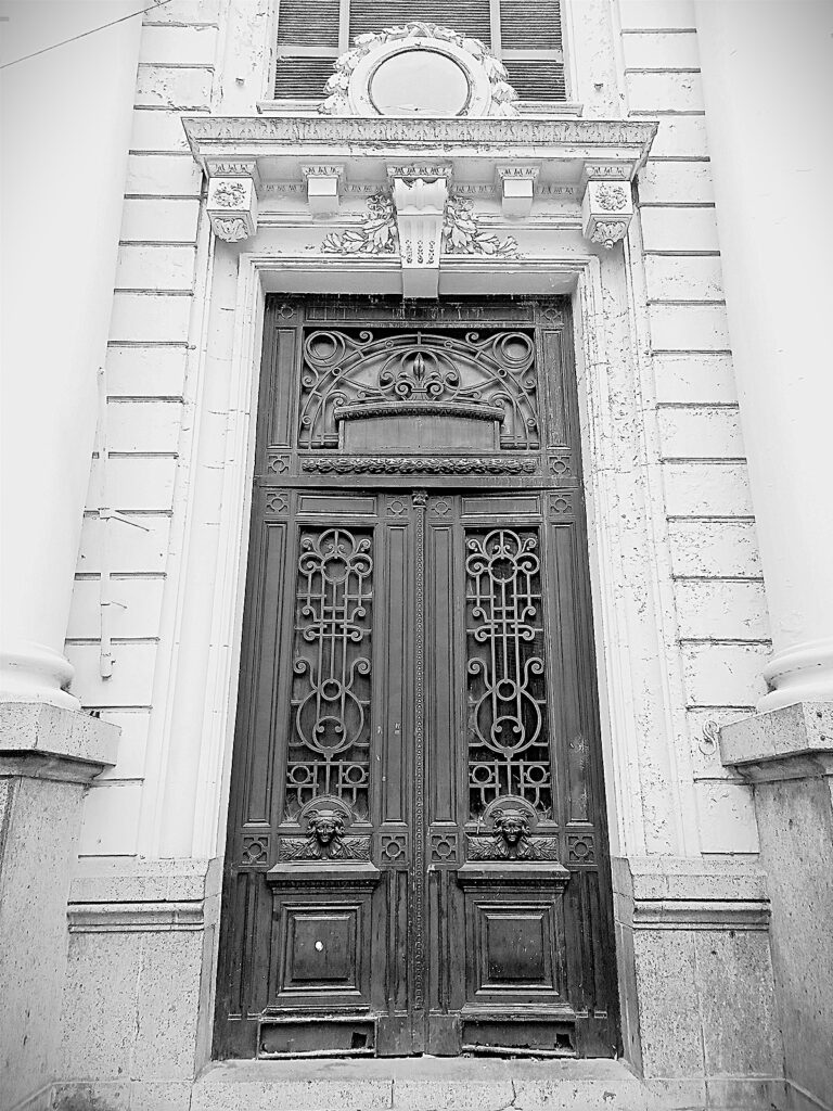 puerta-ex-edificio-rentas-tucuman